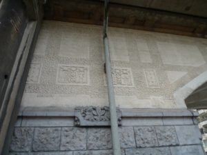Hofbogen muur beeldhouwwerk