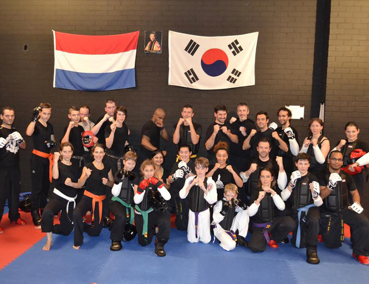 Hofbogen ondernemer: OM martial arts, tae kwon do, groepsfoto